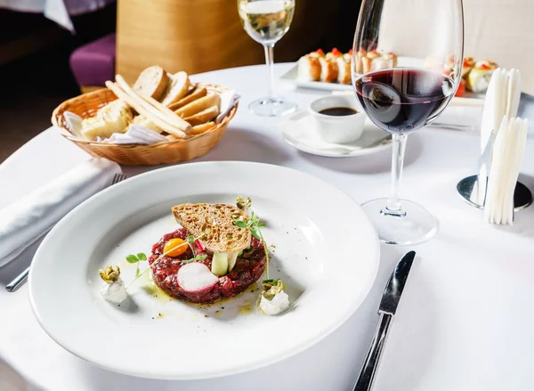 Tartare Bœuf Avec Oeuf Gros Plan — Photo