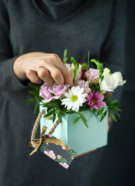 Bouquet Agradável Nas Mãos Mulher — Fotografia de Stock