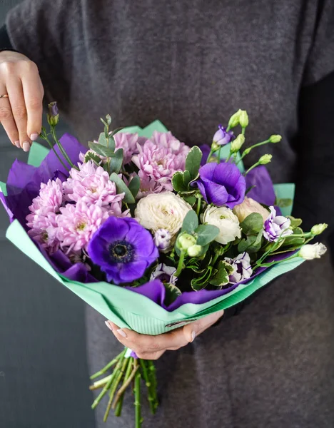 Bel Bouquet Nelle Mani Della Donna — Foto Stock