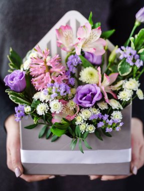 kadın elinde güzel buket 