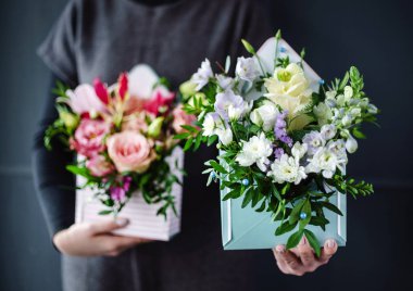 kadın elinde güzel buket 