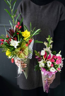 kadın elinde güzel buket 