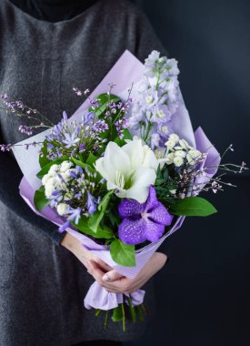 kadın elinde güzel buket 