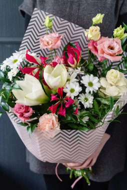 kadın elinde güzel buket 
