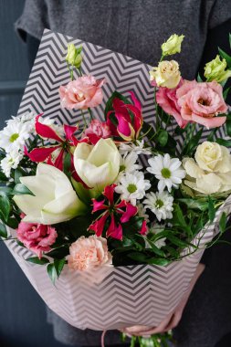 kadın elinde güzel buket 