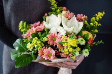 kadın elinde güzel buket 