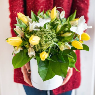 kadın elinde güzel buket 