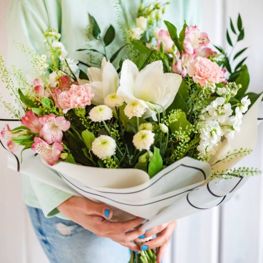 kadın elinde güzel buket 