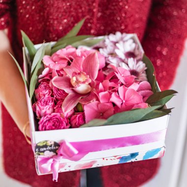 kadın elinde güzel buket 