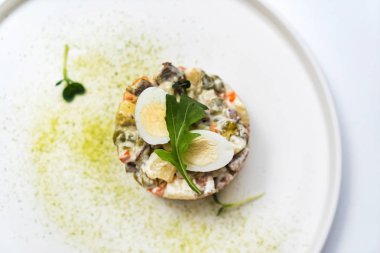 Rus salatası yumurta, yakın çekim