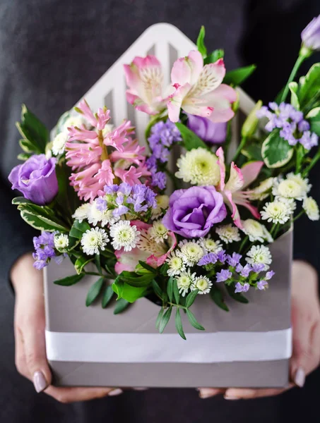 kadın elinde güzel buket 