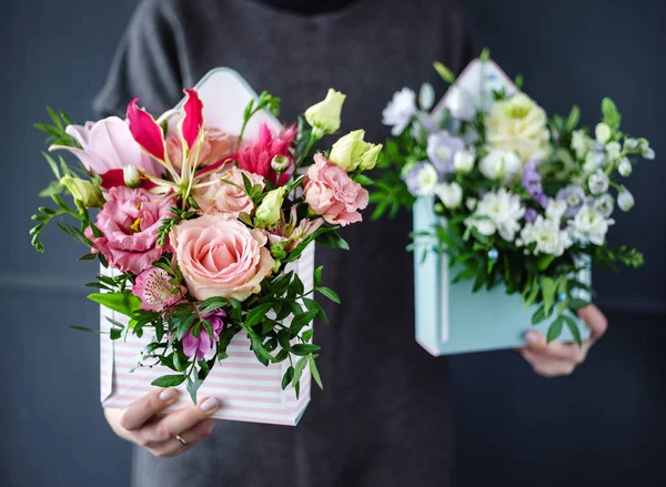 kadın elinde güzel buket 