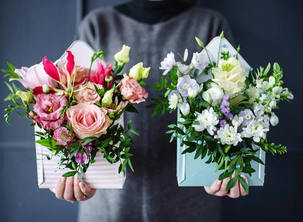 kadın elinde güzel buket 