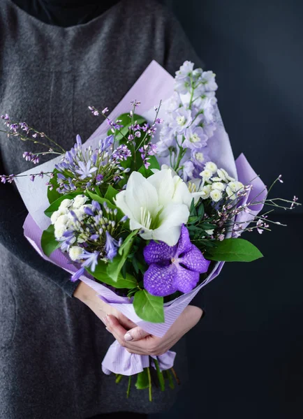 kadın elinde güzel buket 