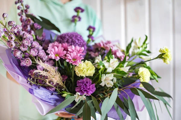 kadın elinde güzel buket 