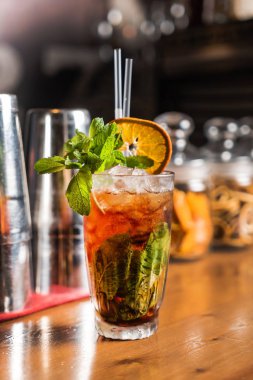 kokteyl barda, yakın çekim