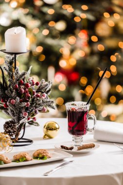 Noel masa mulled şarap ile yakından