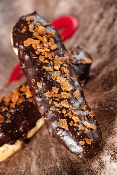 Eclairs Profiteroles Com Chocolate Preto — Fotografia de Stock