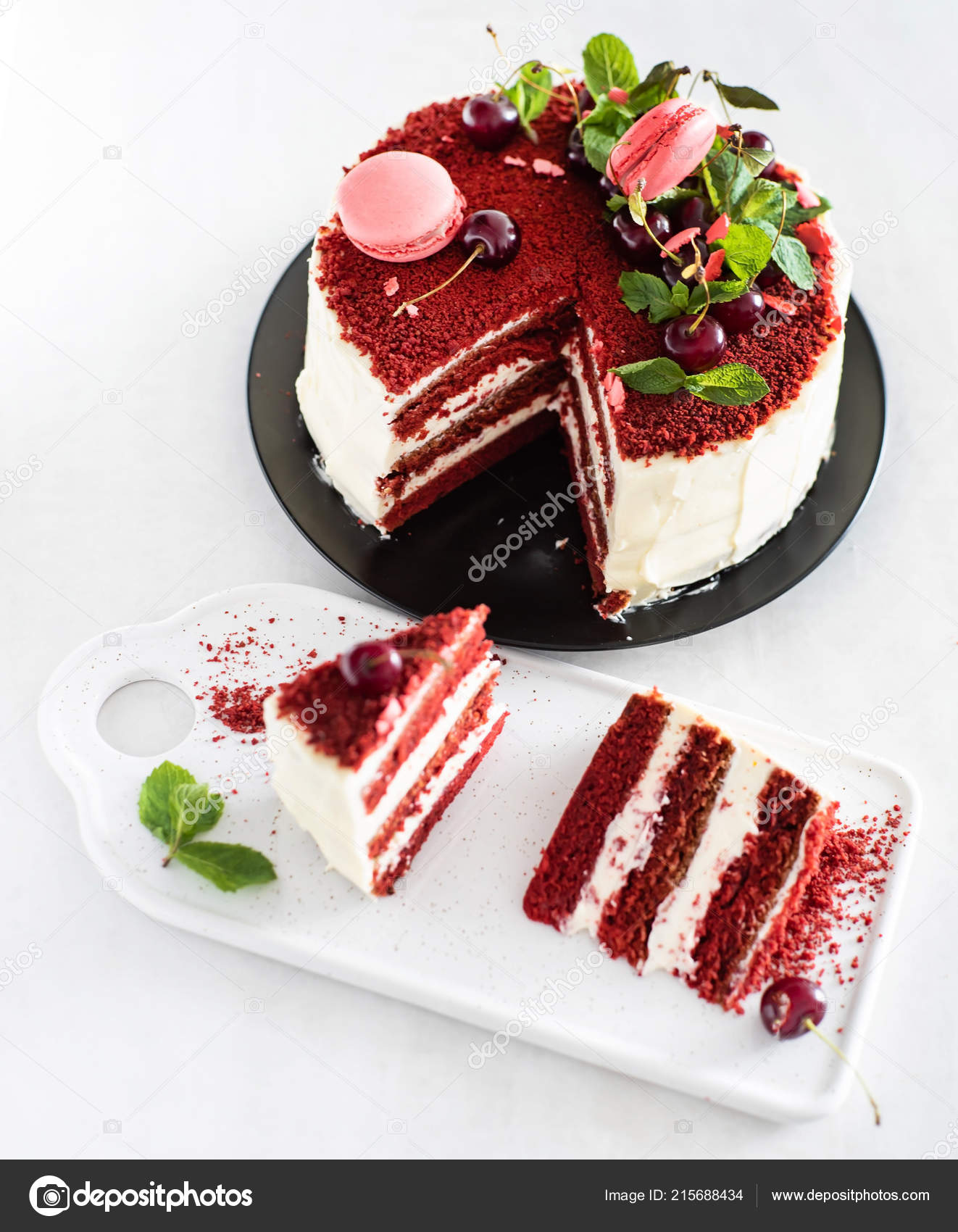 Bolo Veludo Vermelho Close — Foto © Shebeko #215688434, image size:1322x1700