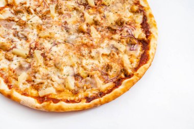 Beyaz arka planda, lezzetli pizza yakın çekim
