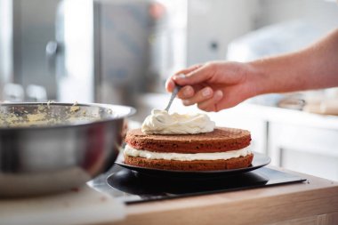 Şef kırmızı kadife kek yapmak