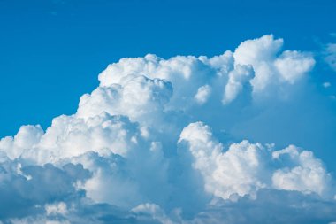 Gökyüzünde güzel beyaz bulutlar