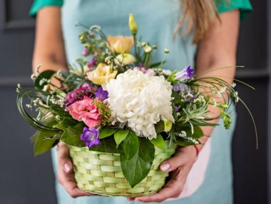 kadın elinde güzel çiçekler 