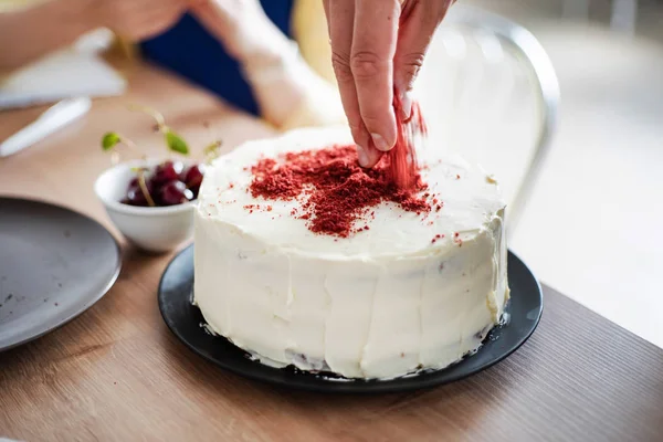 赤いビロードのケーキを作るシェフをクローズ アップ — ストック写真