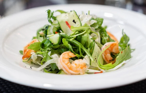 Sallad Med Räkor Närbild — Stockfoto