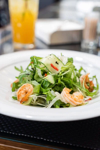 Salada Com Camarão Close — Fotografia de Stock