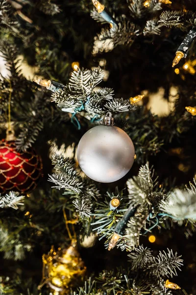 Árbol Navidad Con Bola Plata — Foto de Stock