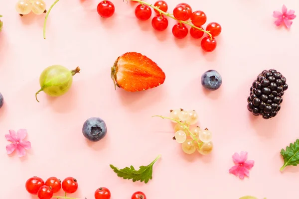 Frische Beeren Auf Rosa Hintergrund Nahaufnahme — Stockfoto