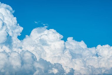 Gökyüzünde güzel beyaz bulutlar
