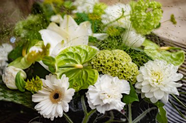 kadın elinde güzel buket 