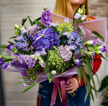 kadın elinde güzel buket 