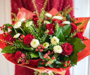 kadın elinde güzel buket 