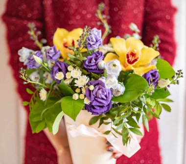 kadın elinde güzel buket 