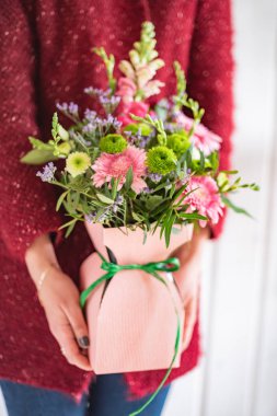 kadın elinde güzel buket 