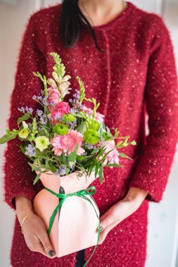 kadın elinde güzel buket 
