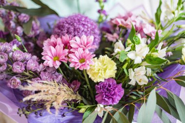 kadın elinde güzel buket 