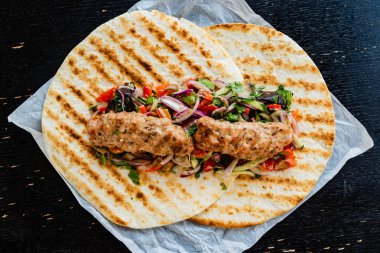 salata, ızgara Kebap yakın çekim