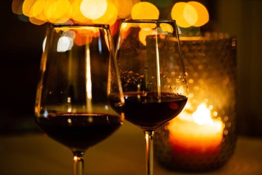 kırmızı şarap ve mumlar, kapat