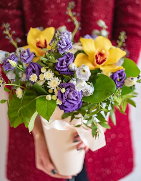 Bouquet Agradável Nas Mãos Mulher — Fotografia de Stock