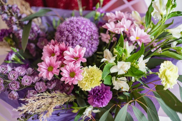 kadın elinde güzel buket 