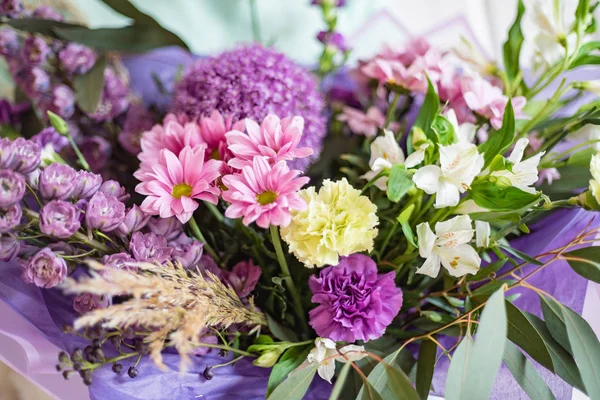 kadın elinde güzel buket 