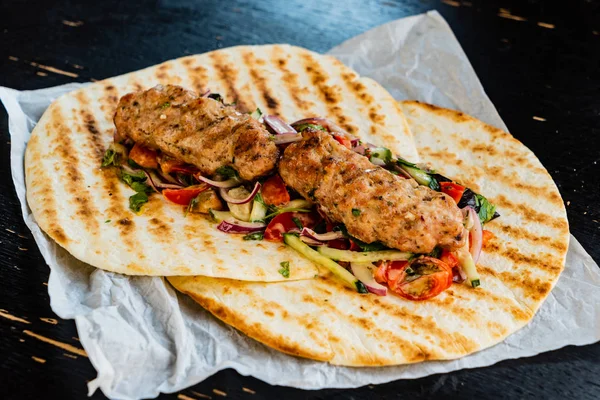 Grilovaný Kebab Salátem — Stock fotografie