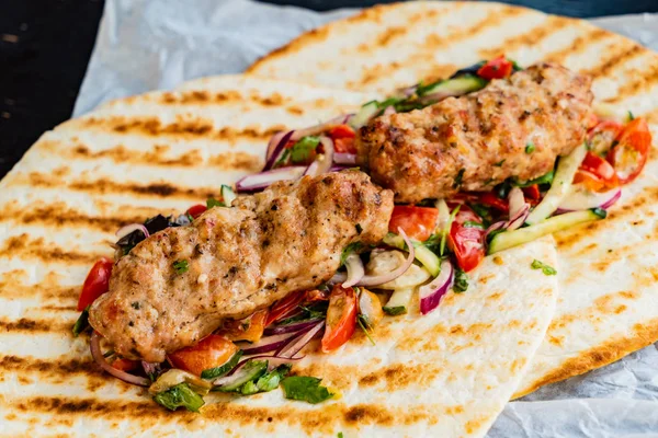 Kebab Grillé Avec Salade — Photo
