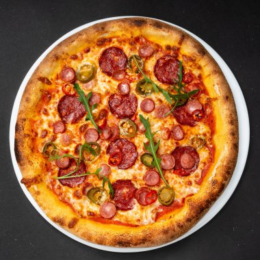 Taze İtalyan pizzası, yakın çekim.