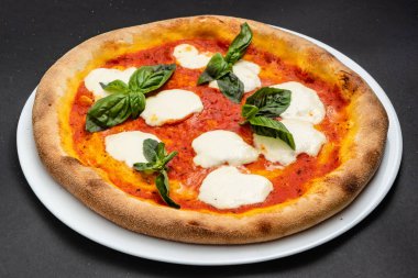 Taze İtalyan pizzası, yakın çekim.