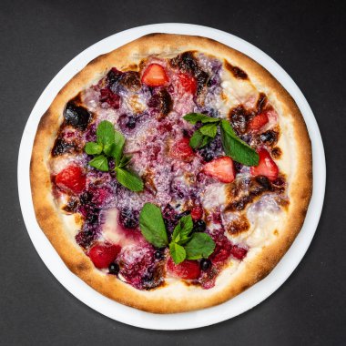 Taze İtalyan pizzası, yakın çekim.